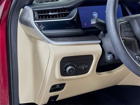 Used 2023 Jeep Grand Cherokee Limited w/ Luxury Tech Group II image 8