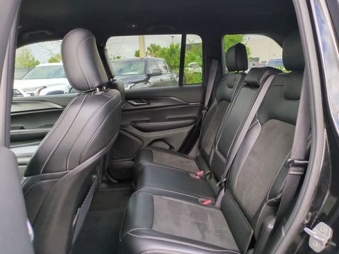 Used 2025 Jeep Grand Cherokee Altitude image 13