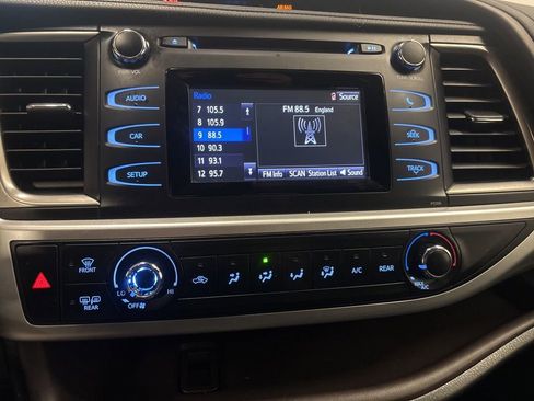 Used 2017 Toyota Highlander LE image 25