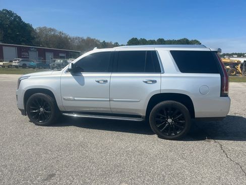 Used 2020 Cadillac Escalade Platinum image 3