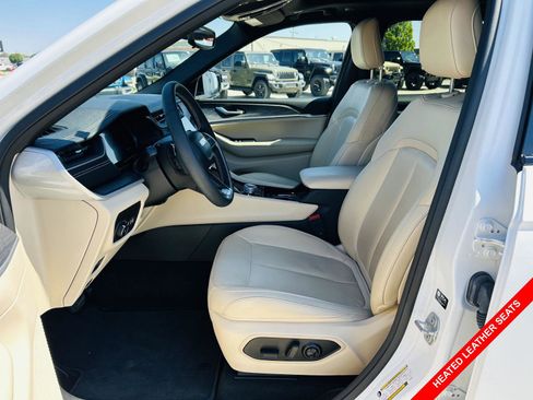 Used 2023 Jeep Grand Cherokee Limited AWD/4WD image 3