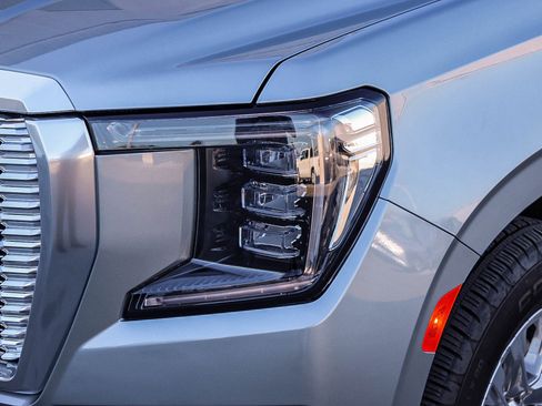 Used 2024 GMC Yukon Denali w/ Advanced Technology Package AWD/4WD image 5