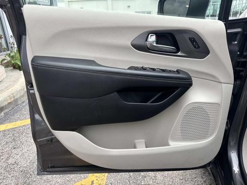Used 2023 Chrysler Pacifica Touring-L FWD image 19