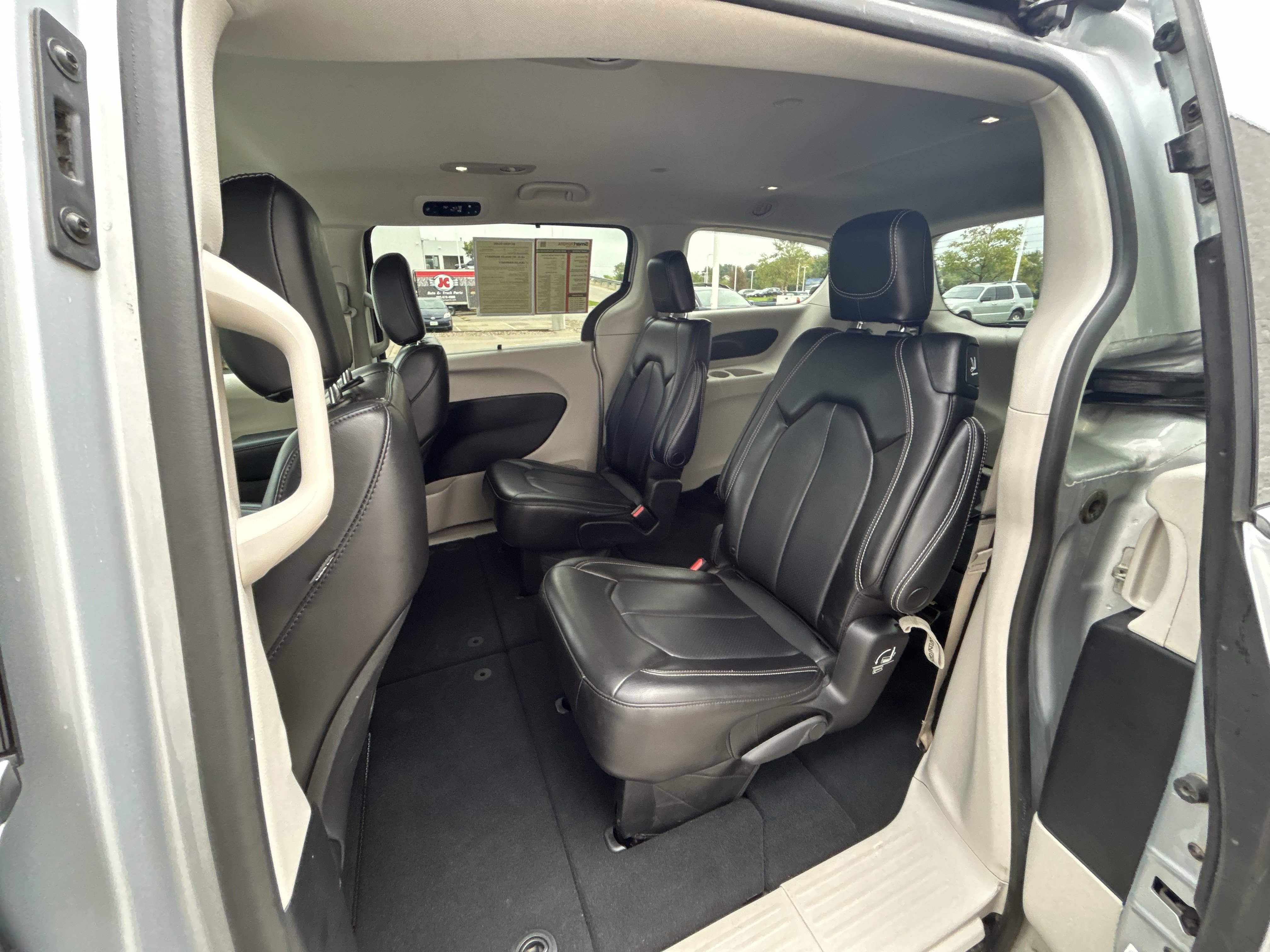 Used 2023 Chrysler Pacifica Touring-L FWD image 14