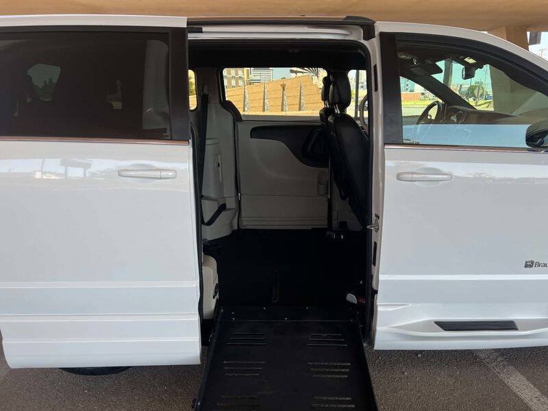 Used 2018 Dodge Grand Caravan SXT FWD image 38