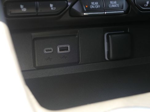 Used 2023 Chevrolet Suburban LT w/ Luxury Package RWD image 22