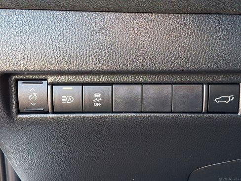 Certified 2022 Toyota Venza XLE image 24