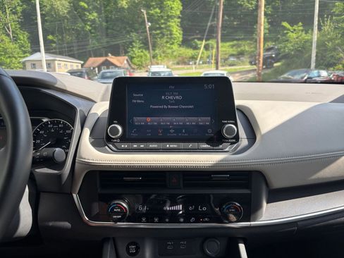 Used 2025 Nissan Rogue SV FWD image 17