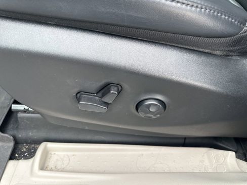 Used 2023 Chrysler Pacifica Touring-L image 9