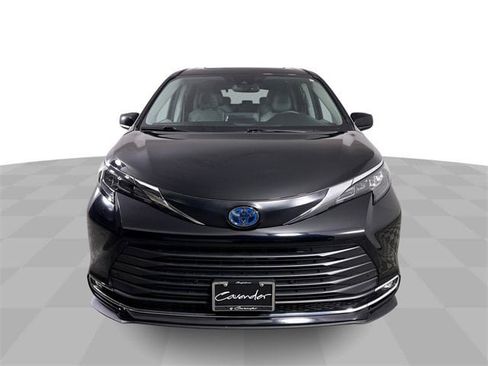 Used 2024 Toyota Sienna XLE image 3