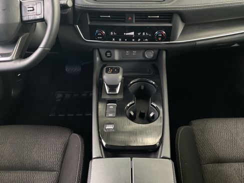Used 2025 Nissan Rogue SV FWD image 12