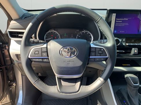 Used 2023 Toyota Highlander XLE image 25