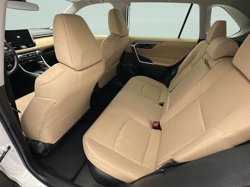 Used 2023 Toyota RAV4 LE AWD/4WD image 9