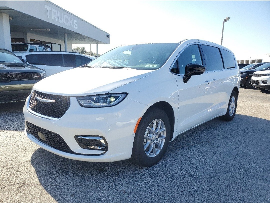 Used 2025 Chrysler Pacifica Select FWD image 2