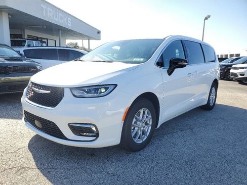 Used 2025 Chrysler Pacifica Select FWD image 2