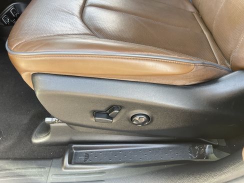 Used 2020 Chrysler Pacifica Limited w/ Advanced Safetytec Group FWD image 19