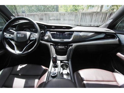 Used 2023 Cadillac XT6 Premium Luxury FWD image 10