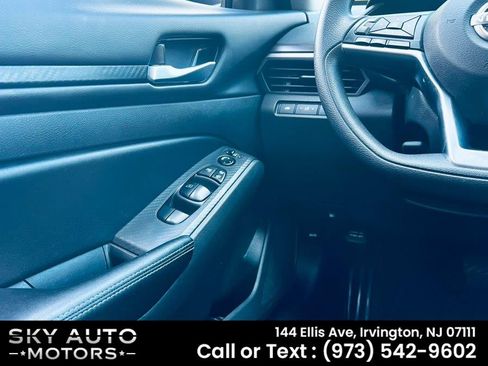 Used 2024 Nissan Altima 2.5 SV FWD image 12