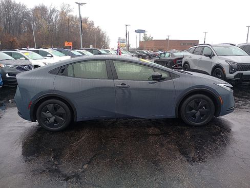 Used 2024 Toyota Prius LE image 2