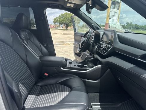 Used 2022 Toyota Highlander XSE AWD/4WD image 32