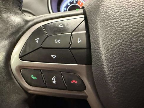 Used 2019 Jeep Cherokee Overland w/ Technology Group AWD/4WD image 43