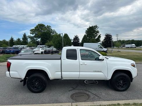 Used 2022 Toyota Tacoma SR5 AWD/4WD image 6