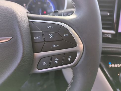 Used 2023 Chrysler Pacifica Touring-L image 24