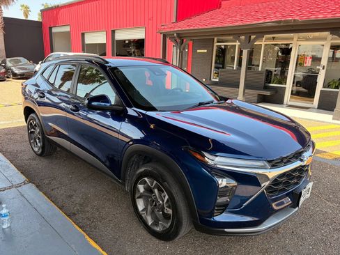 Used 2024 Chevrolet Trax LT w/ Driver Confidence Package FWD image 4