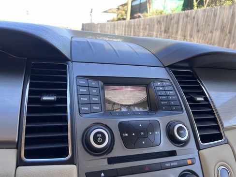 Used 2015 Ford Taurus SEL image 19