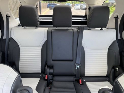 Certified 2025 Land Rover Discovery S image 28