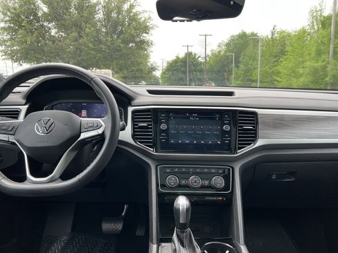 Certified 2023 Volkswagen Atlas Cross Sport SE w/ Panoramic Sunroof Package FWD image 27