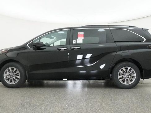 New 2026 Toyota Sienna XLE image 22