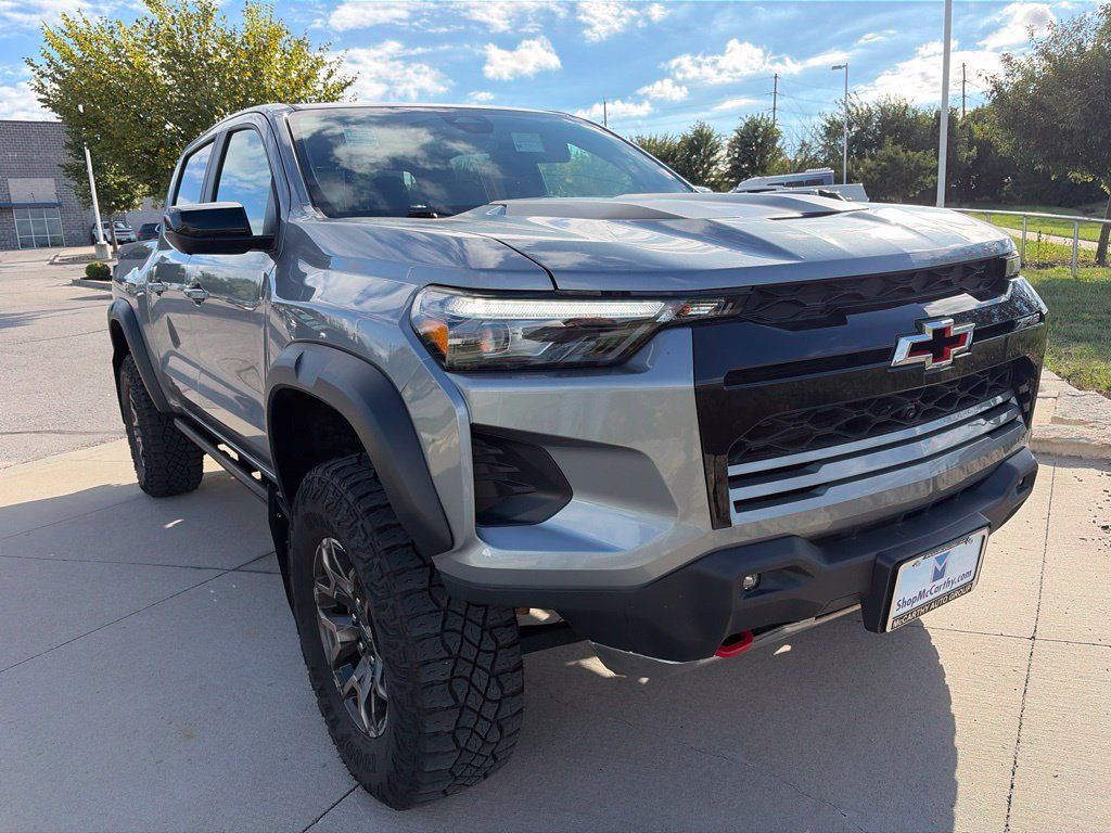 Used 2025 Chevrolet Colorado ZR2 w/ Technology Package AWD/4WD image 2