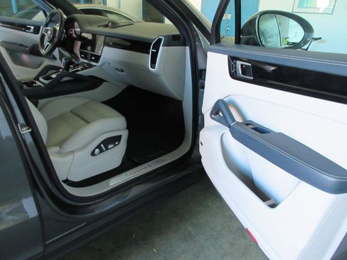 Used 2021 Porsche Cayenne S AWD/4WD image 21