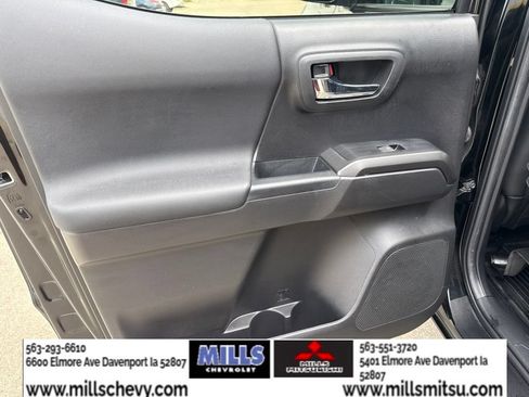 Used 2022 Toyota Tacoma TRD Sport w/ TRD Premium Sport Package AWD/4WD image 19
