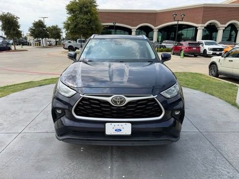 Used 2020 Toyota Highlander XLE AWD/4WD image 2