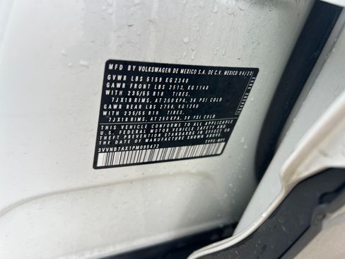 Used 2023 Volkswagen Tiguan SE w/ Panoramic Sunroof Package FWD image 32