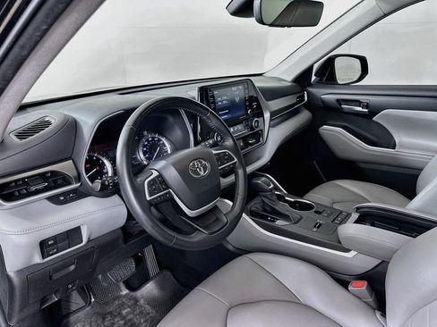 Used 2022 Toyota Highlander XLE FWD image 9