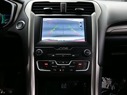 Used 2019 Ford Fusion SE image 18