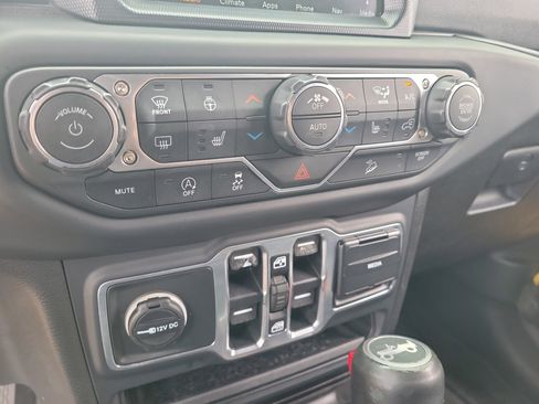 Used 2018 Jeep Wrangler Unlimited Sahara AWD/4WD image 29