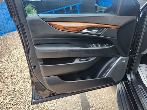 Used 2017 Cadillac Escalade ESV Luxury RWD image 14