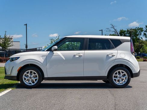 Used 2025 Kia Soul LX w/ LX Technology Package FWD image 4