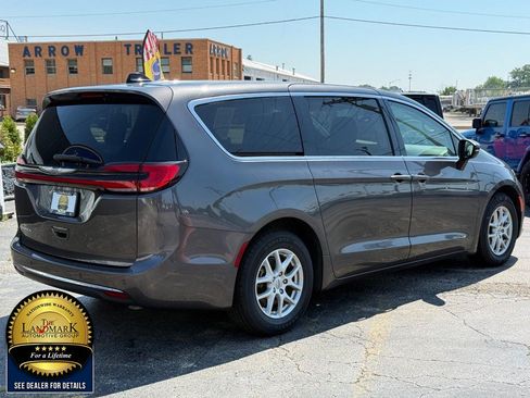 Used 2023 Chrysler Pacifica Touring-L FWD image 5