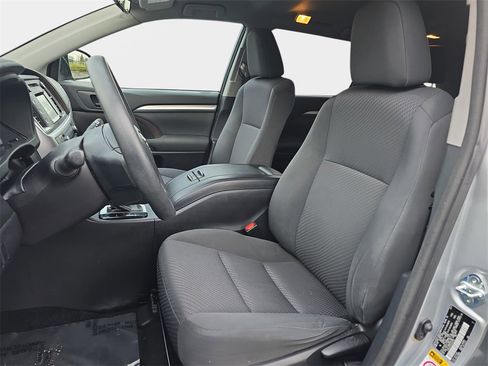 Used 2017 Toyota Highlander LE image 19