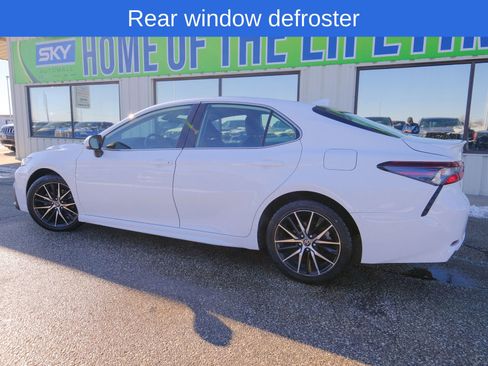 Used 2023 Toyota Camry SE image 4