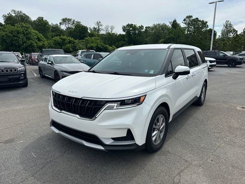 Used 2023 Kia Carnival LX FWD image 3