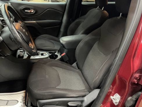 Used 2019 Jeep Cherokee Latitude w/ Cold Weather Group AWD/4WD image 5