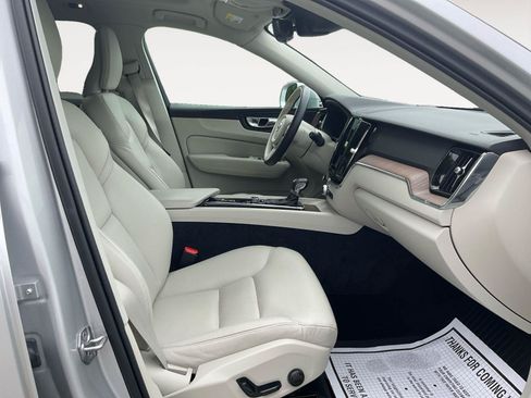 Used 2021 Volvo XC60 T5 Momentum w/ Premium Package AWD/4WD image 15