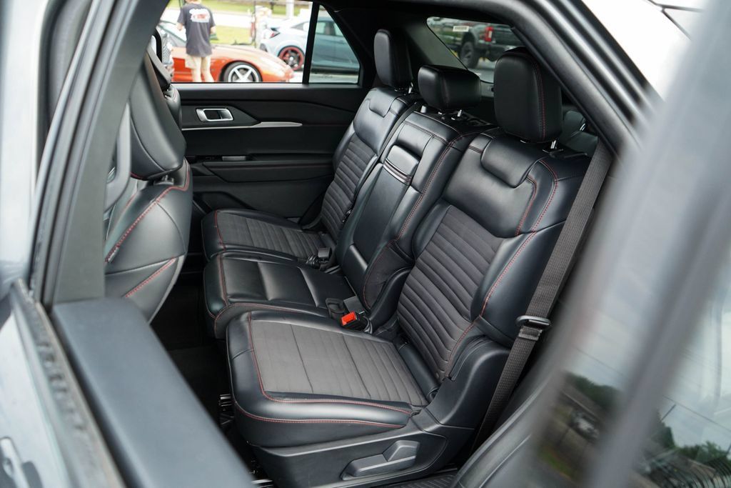 Used 2025 Ford Explorer ST-Line w/ ST-Line Street Pack AWD/4WD image 8