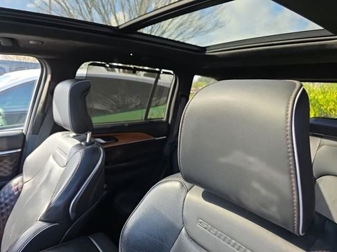 Used 2022 Jeep Grand Cherokee Summit AWD/4WD image 3